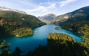 blue lake between mountain range HD wallpaper
