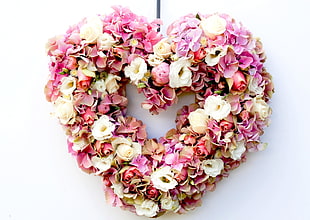 heart-shape white and pink petaled flower wreath