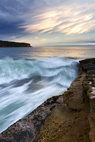 photograph of sea waves on coastal rock at daytime HD wallpaper