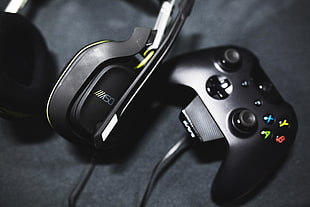 black Xbox One game controller with headset HD wallpaper