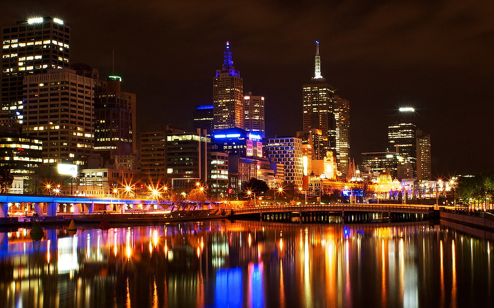 Elizabeth Tower during nighttime HD wallpaper