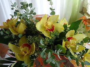 closeup photo of yellow petaled flowers arrangement