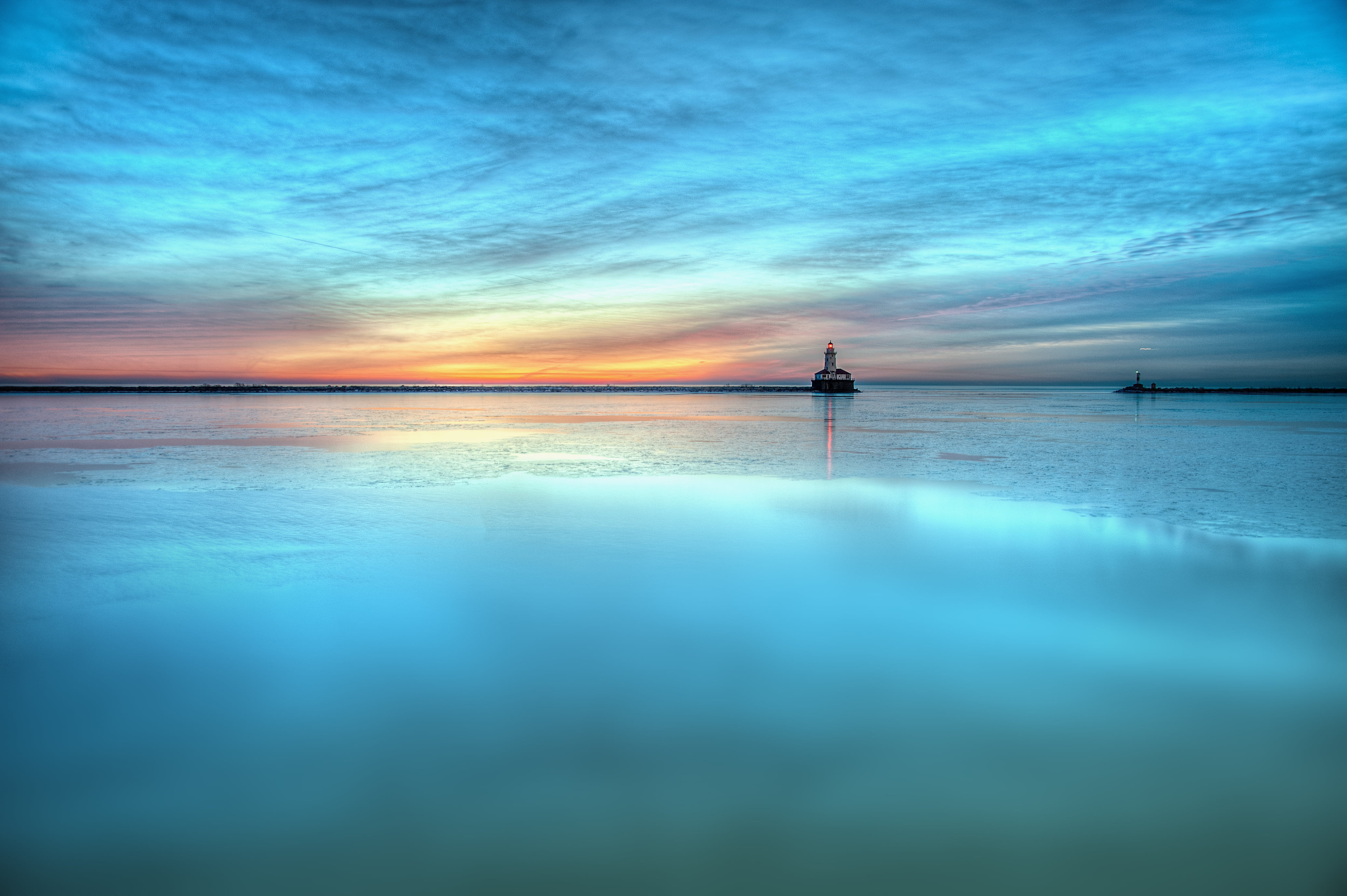 Безмятежно спокойное. Красивая природа море. Голубой закат. Рассвет на море. Водная гладь.