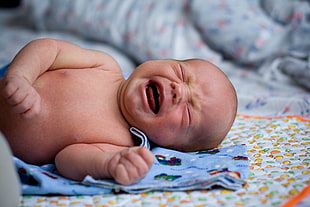 baby crying while lying down HD wallpaper