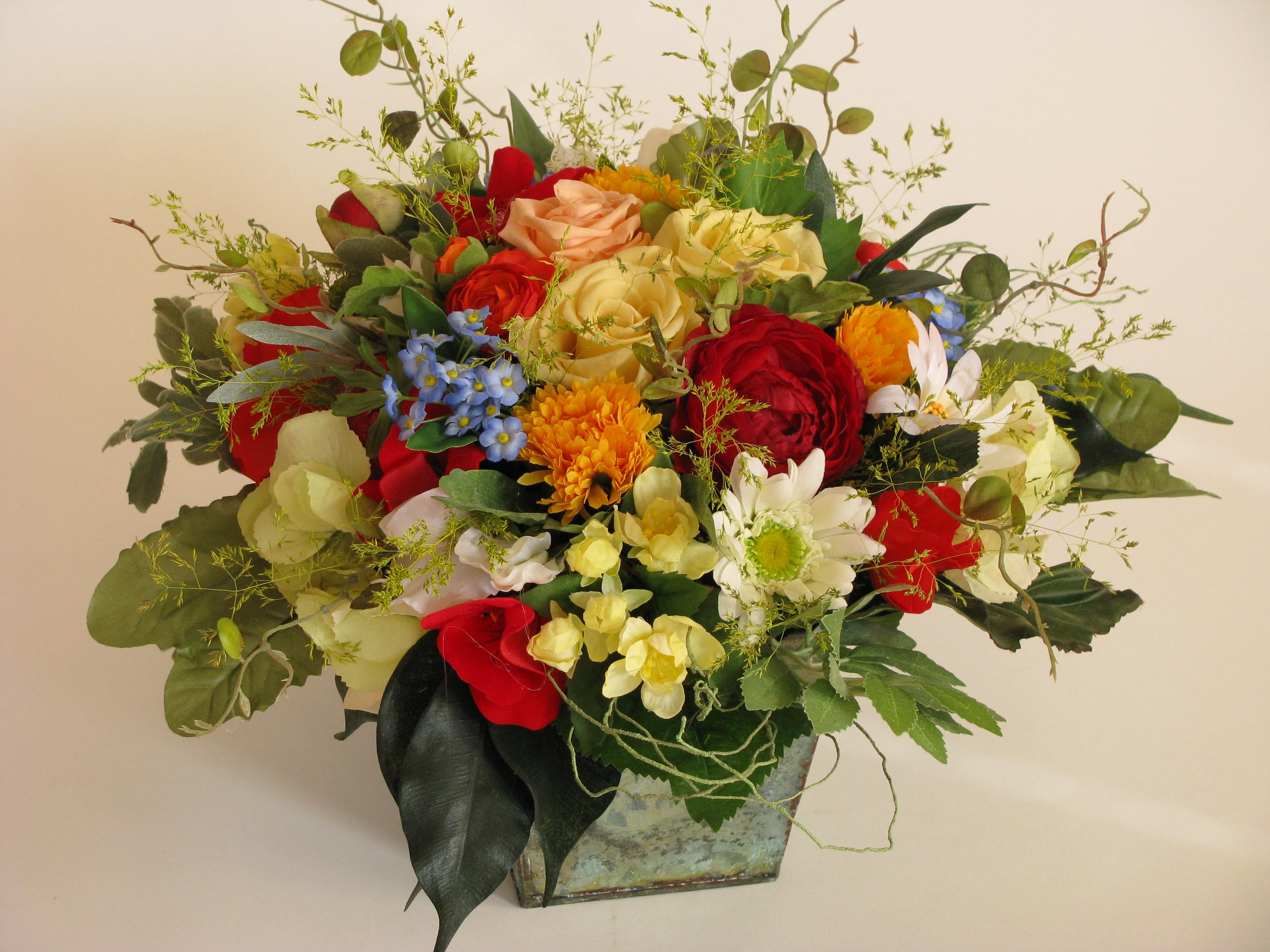 Rose with Daisy flowers centerpiece