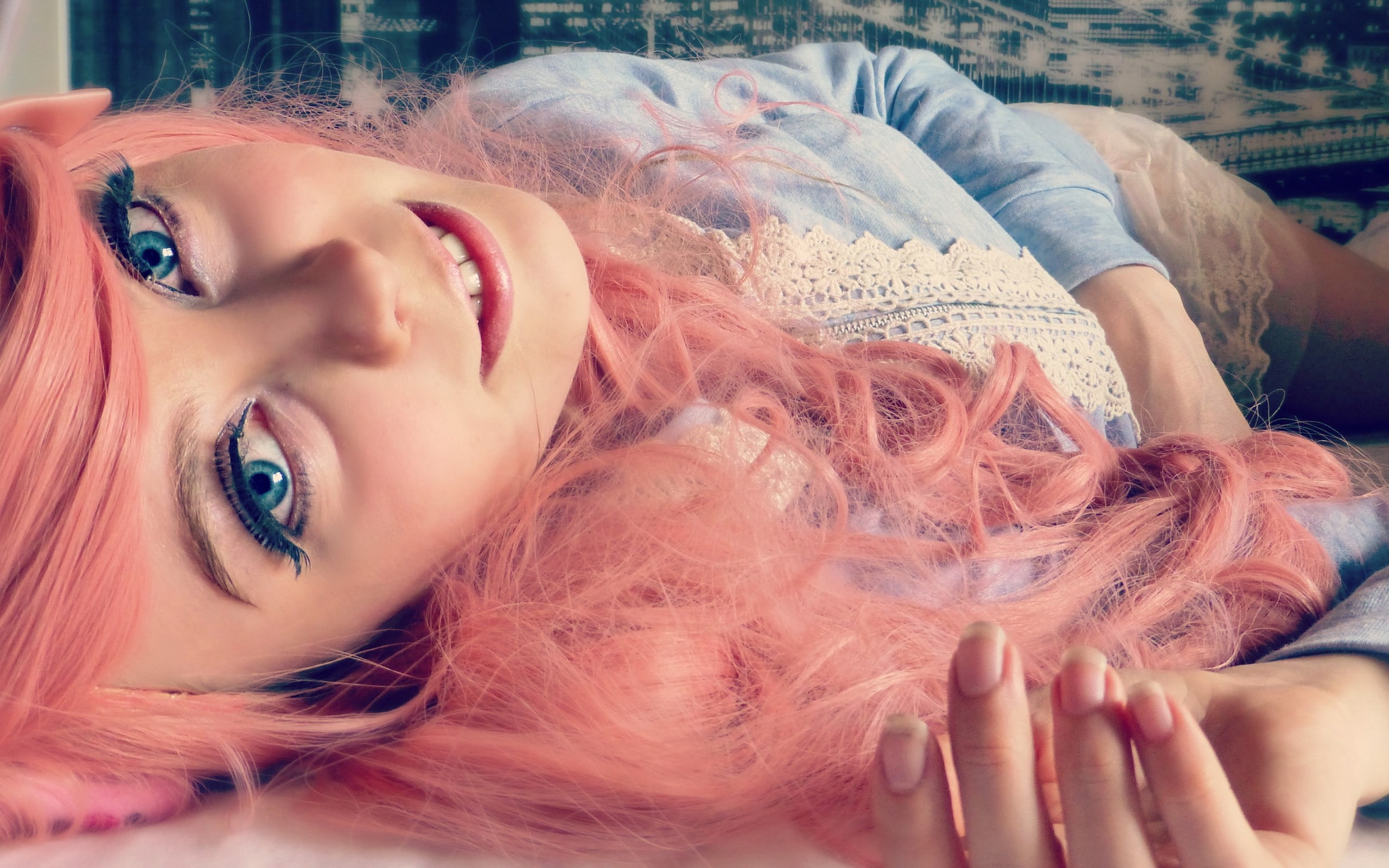 Девочка с сине розовыми волосами. Красивые девушки с розовыми волосами. Девушка с яркими волосами. Красивые девушки с цветными волосами. Розовые волосы синие глаза.