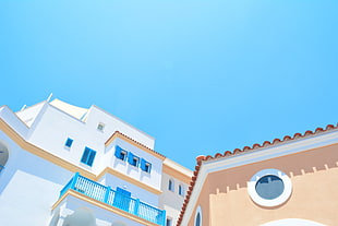 white and brown concrete house under blue sky HD wallpaper