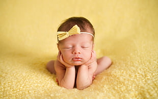 baby with beige headband HD wallpaper