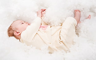 baby sleeping on white comforter HD wallpaper