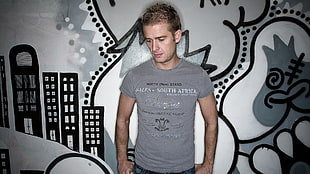 man wearing gray crew-neck t-shirt HD wallpaper