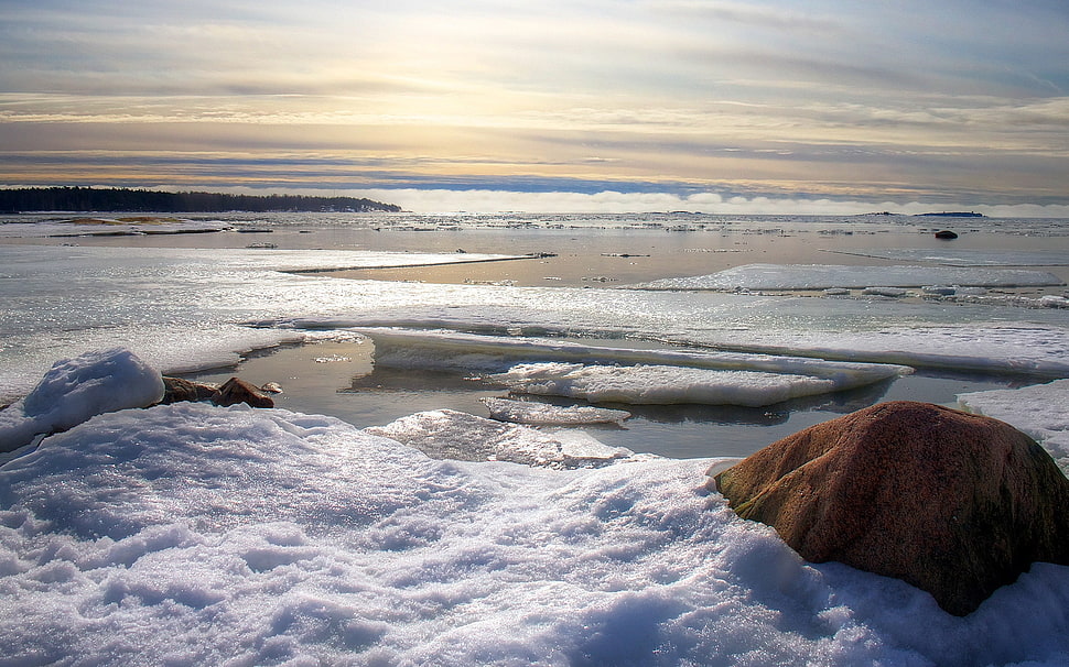 seawaves and rocks at daytime HD wallpaper