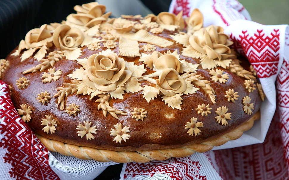 chocolate Pie with flowers design on top HD wallpaper