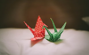 two green and red 3D origamis HD wallpaper