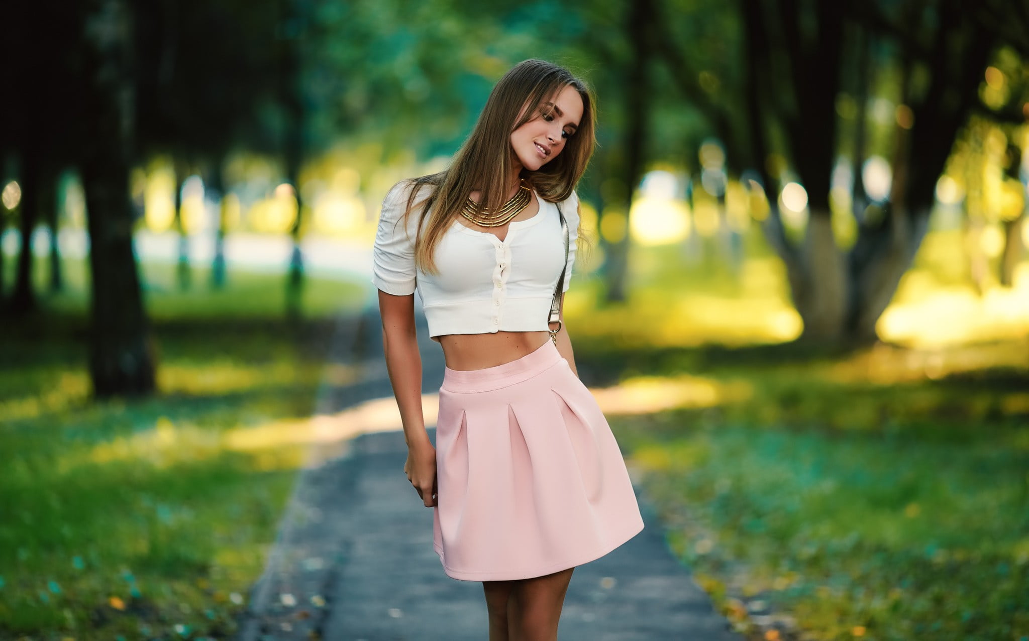 Woman Wearing White Scoop Neck Crop Top With Pink Mini Skirt Hd