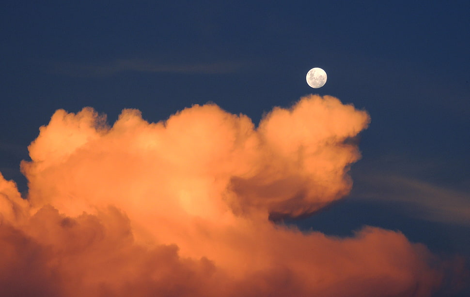 photo of moon and clouds during daytime HD wallpaper