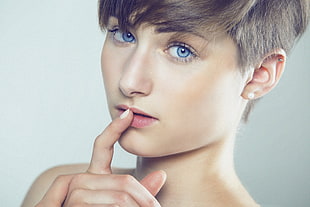macro photography of woman with short gray hair HD wallpaper
