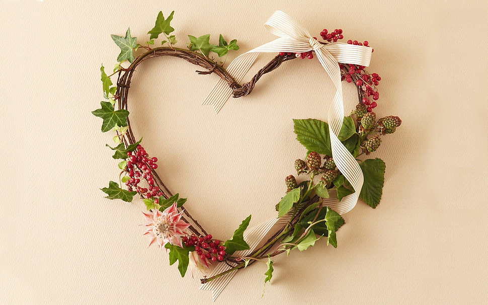 green and white floral heart-shaped wreath hanged on wall HD wallpaper