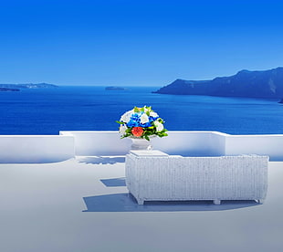 white couch HD wallpaper