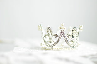 silver crown encrusted with white pearls HD wallpaper