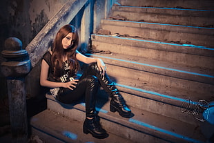 woman sitting at the stairs HD wallpaper