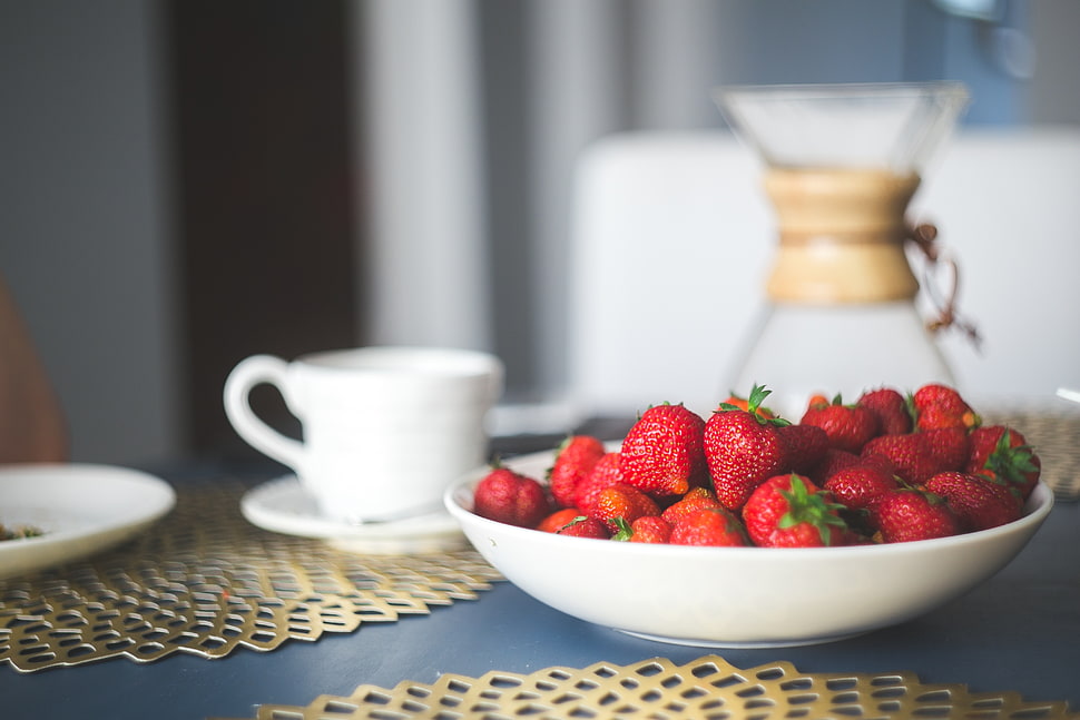tilt lens photography of strawberries on bowl HD wallpaper