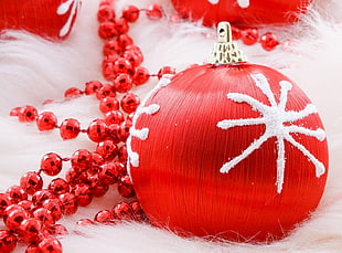 close-up photography of red Christmas bauble