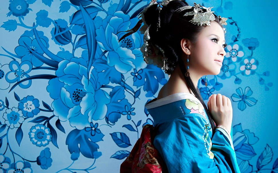 woman wearing blue kimono and flower head ornaments HD wallpaper