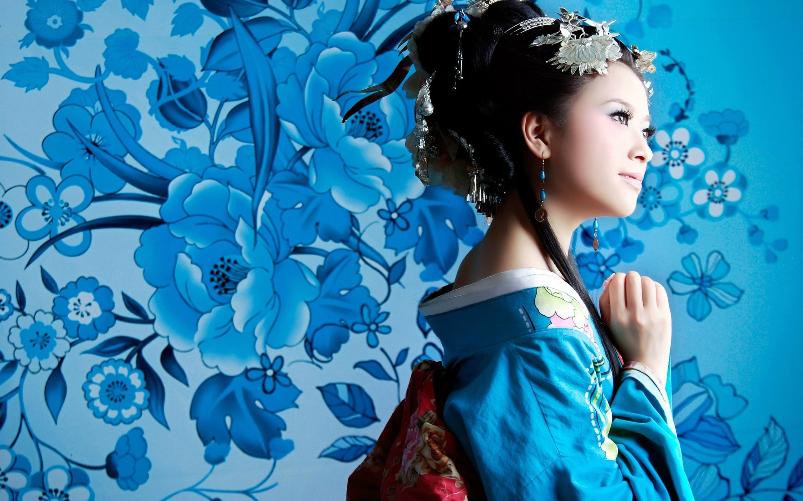 woman wearing blue kimono and flower head ornaments