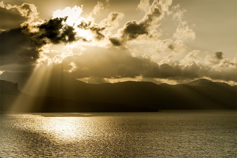 sun behind cloudy sky HD wallpaper