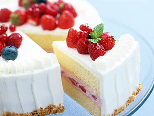 sliced cake with strawberries on top HD wallpaper