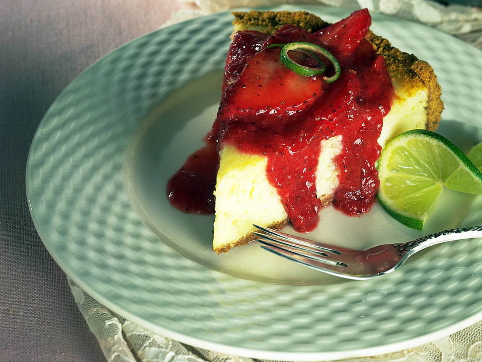 slice of strawberry cake HD wallpaper