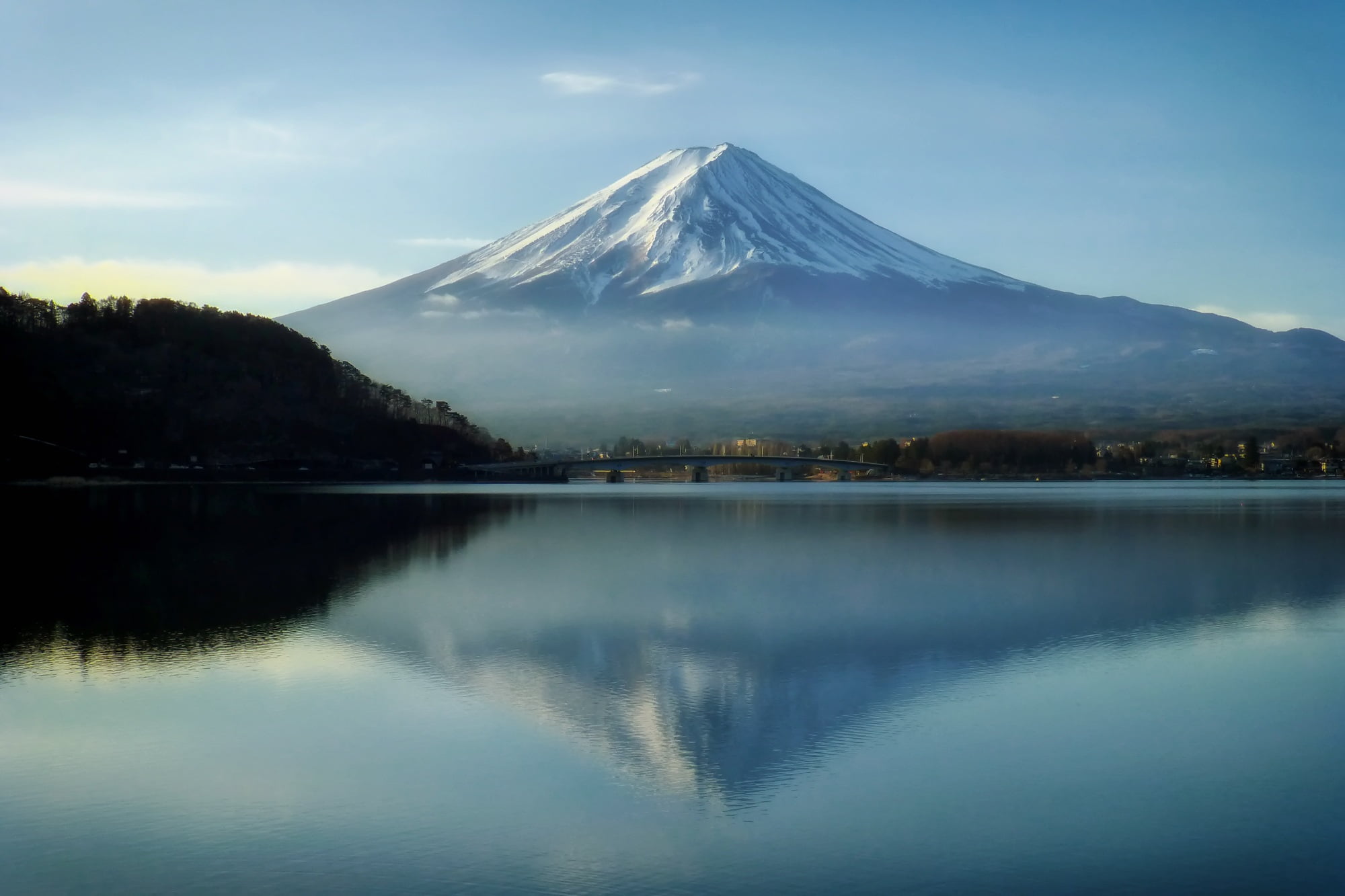 Фудзи это. Вулкан Фудзияма в Японии. Гора Фудзи в Японии. Гора Фудзи (остров Хонсю). Гора Фудзияма в Японии фото.