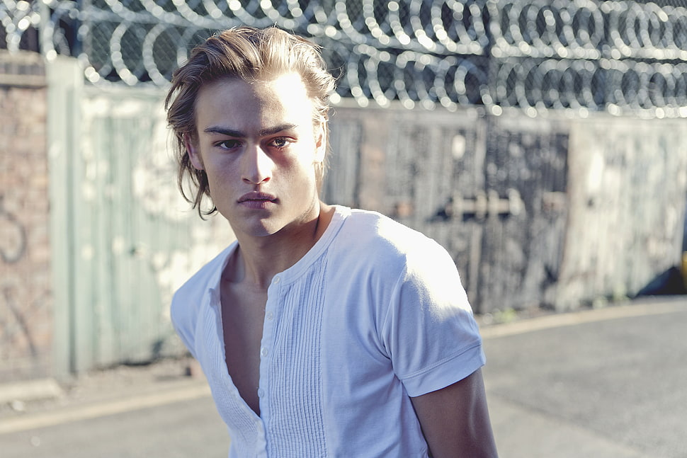 Hollywood actor in white t-shirt HD wallpaper