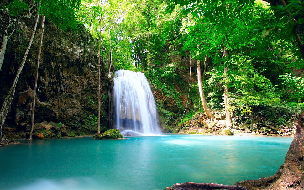 water falls under daytime HD wallpaper