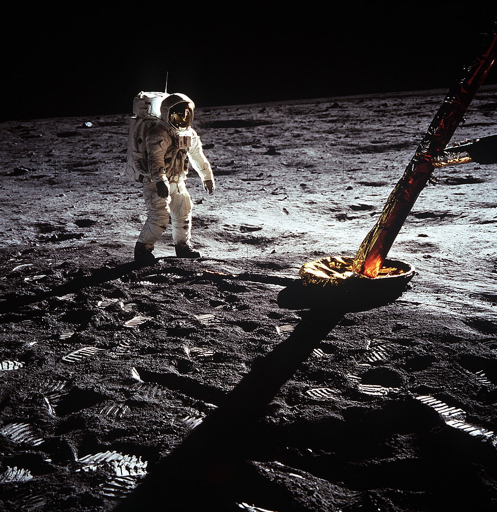 white astronaut suit, Apollo, Moon, space HD wallpaper