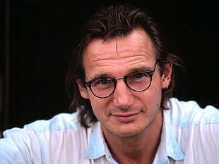 Liam Neeson wearing eyeglasses HD wallpaper