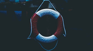 white and red life buoy
