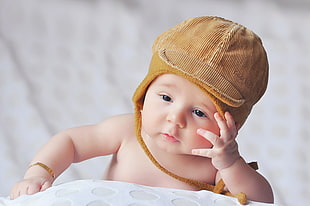 baby in brown hat HD wallpaper