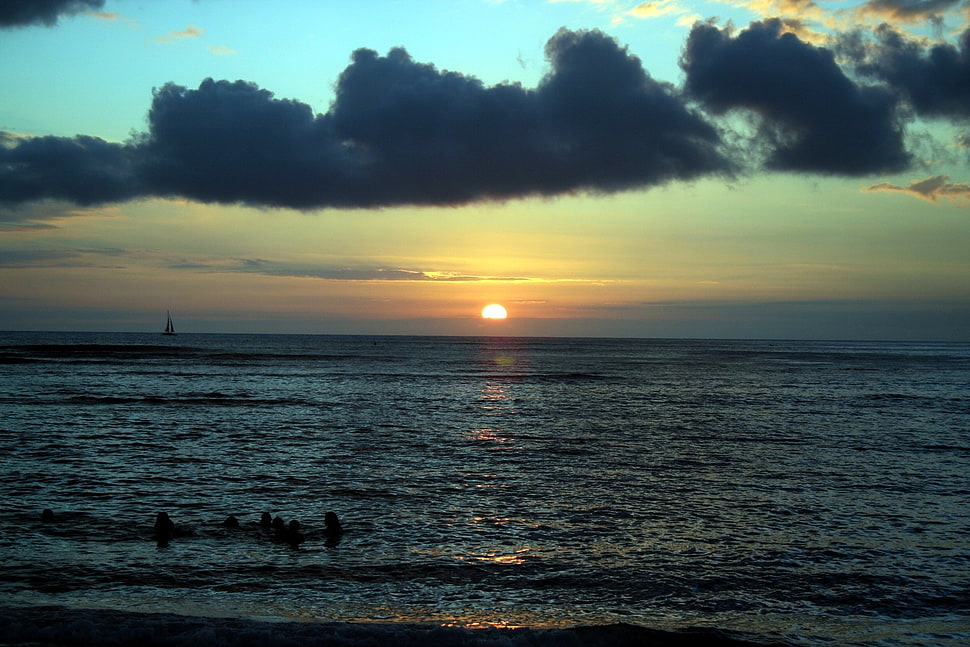 rippling ocean under cloudy sky during sundown HD wallpaper