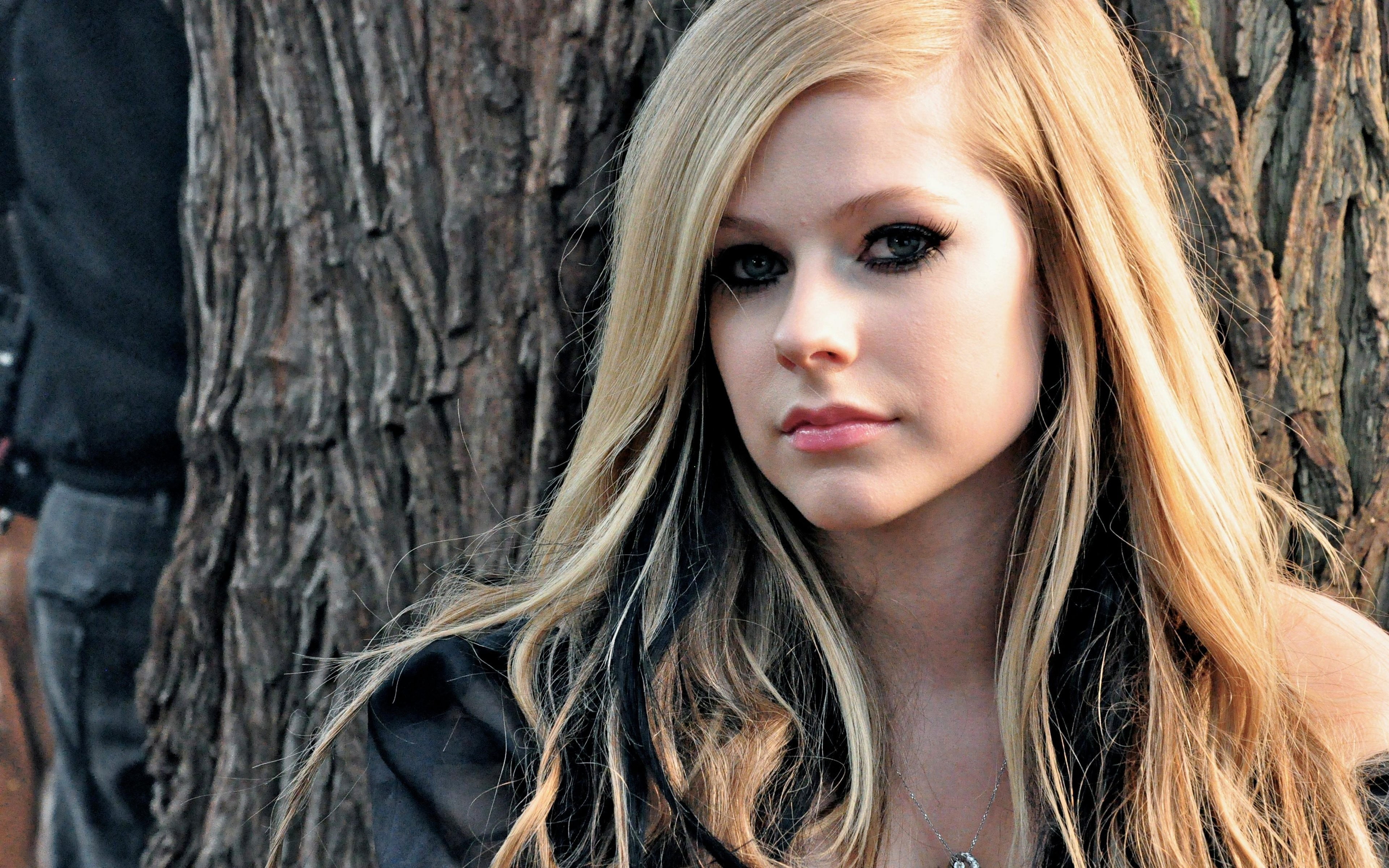 Avril Lavigne Avril Lavigne Hands On Head Singer Blonde Hd Wallpaper Wallpaper Flare