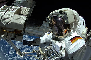 Germany cosmonaut suit, space, selfies, astronaut, International Space Station HD wallpaper