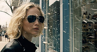 woman wearing black tint sunglasses