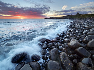 sea waves on rocks, dunstanburgh HD wallpaper