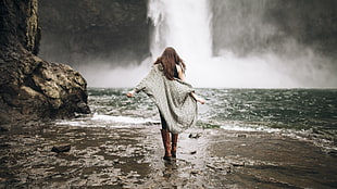 woman wearing grey cardigan walking on water HD wallpaper