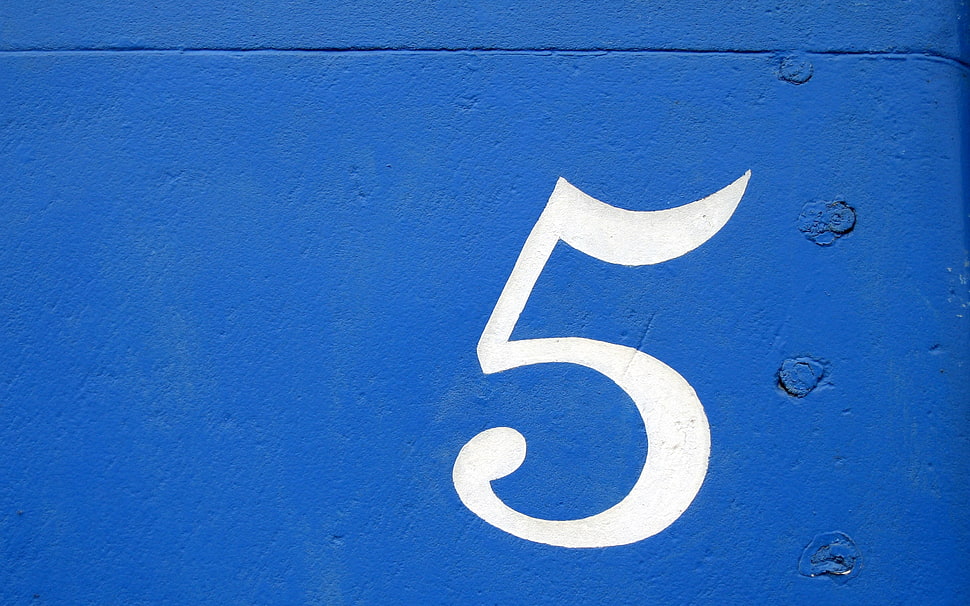 5 number print on blue painted wall HD wallpaper
