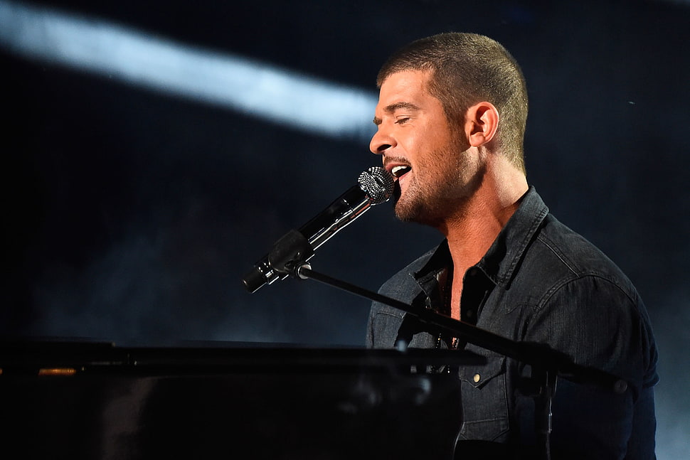 man wearing black shirt singin HD wallpaper