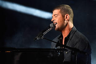 man wearing black shirt singin HD wallpaper