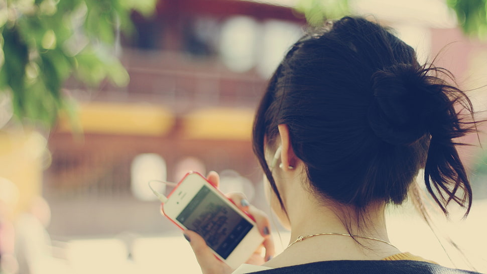 woman holding white iPhone 4s HD wallpaper