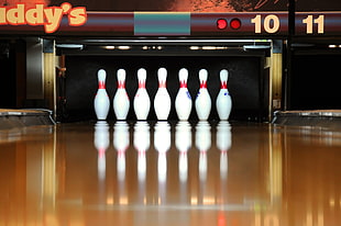 seven bowling pins lined up HD wallpaper