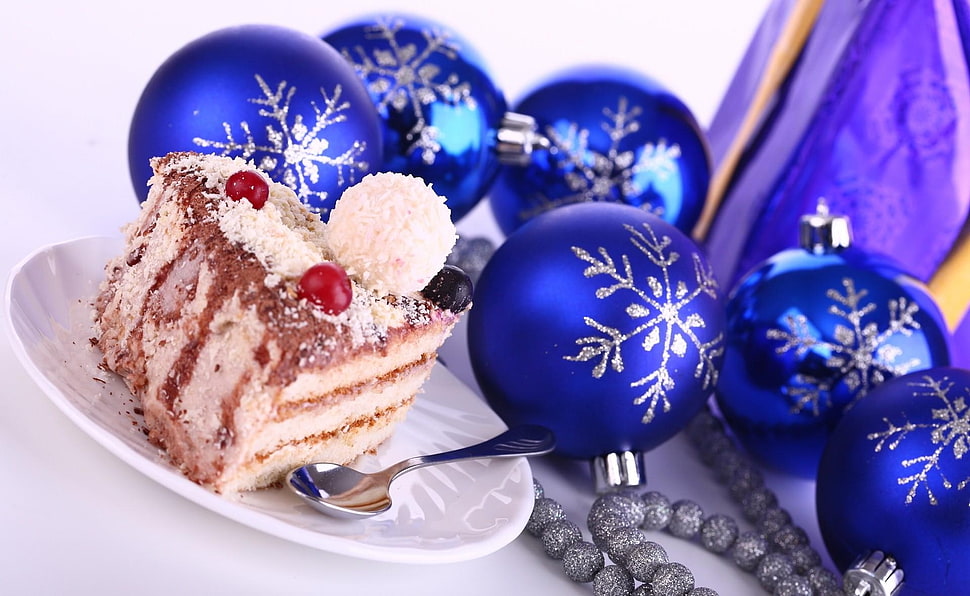 cake in plate beside blue and silver snowflake graphic baubles HD wallpaper